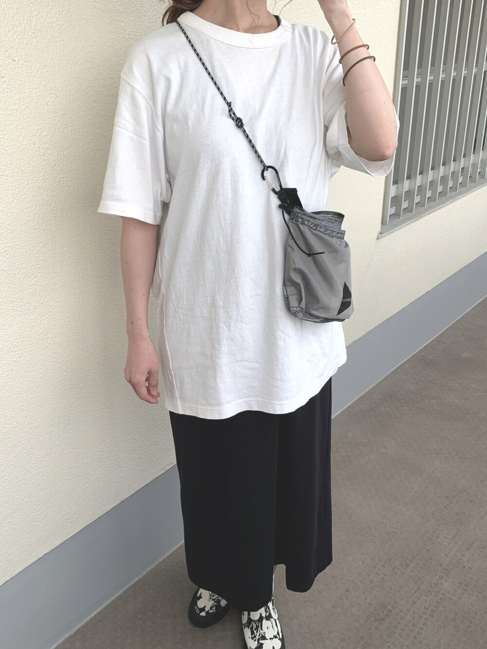 「ビッグシルエット、モノクロ、ラクチンコーデ、お仕事コーデ、オールユニクロ、おしゃれさんと繋がりたい、おしごとスタイル、プチプラ」｜「and wanderのアイテム（ショルダーバッグ、シルバー系）」を使った、くにやんさん（レディース・162cm）の秋コーディネートの1枚目の写真