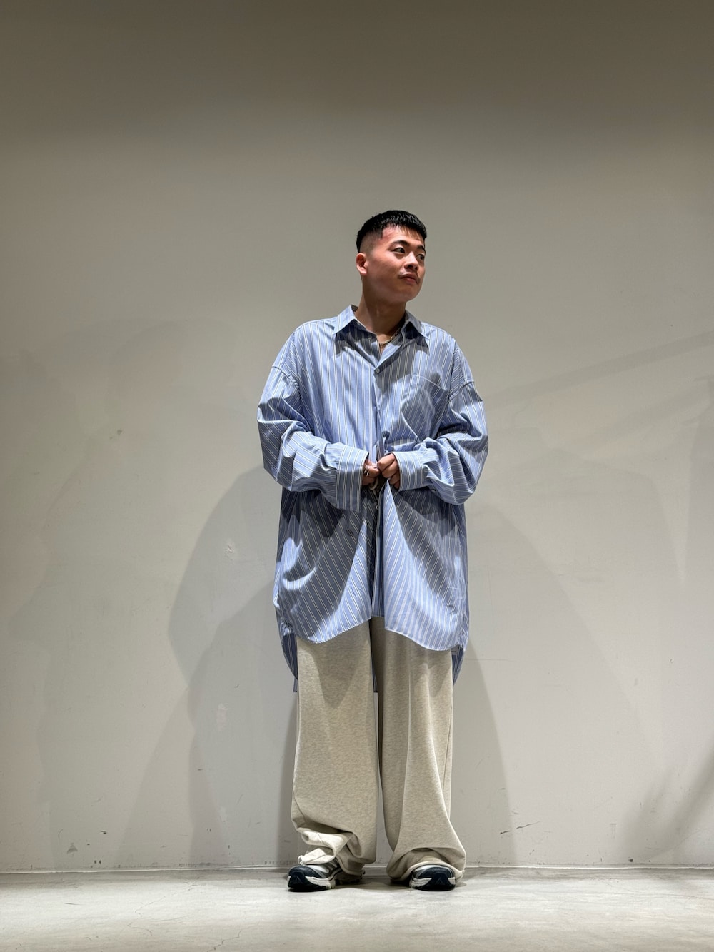 「リラックススタイル、シャツスタイル、シンプル、低身長、ビッグシルエット、春夏コーデ、スゥエットパンツ、toironier、GARDEN TOKYO、gardenosaka」｜「ToironierのToironier/トワロニエ/2tuck Sweat Pants（スウェットパンツ、シルバー系）」を使った、たなかさん（メンズ・165cm）の夏コーディネートの1枚目の写真