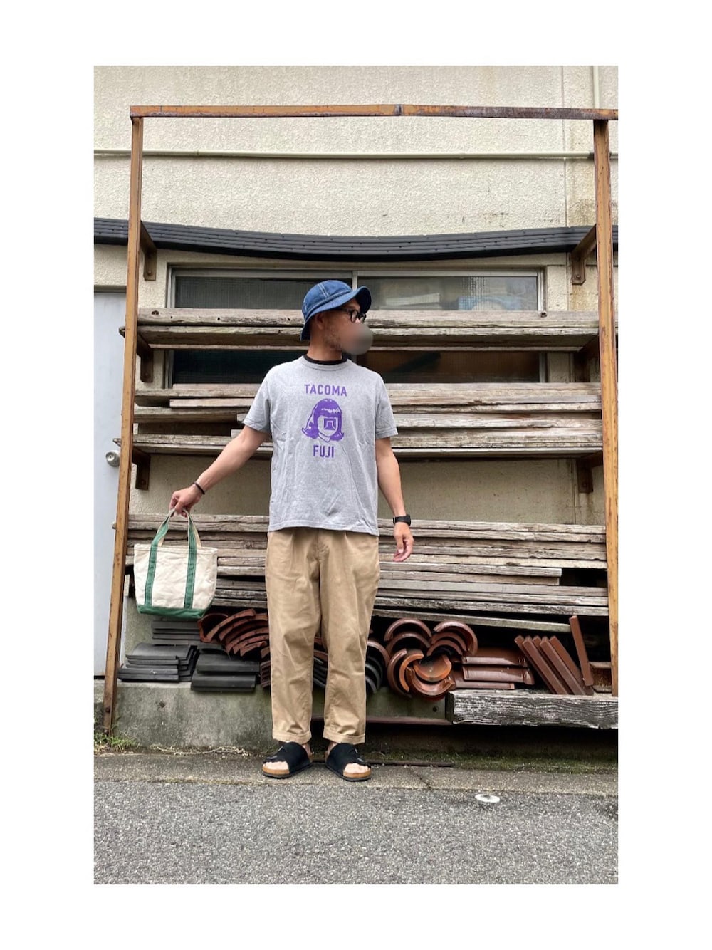 「tacoma fuji records、タコマフジ、チノパン、トートバッグ、デニムハット、ビルケンシュトック、birkenstock、シンプル、Tシャツ」｜「TACOMA FUJI RECORDSのアイテム（Tシャツ/カットソー、グレー系）」を使った、yonemicci70さん（メンズ・173cm）の夏コーディネートの1枚目の写真