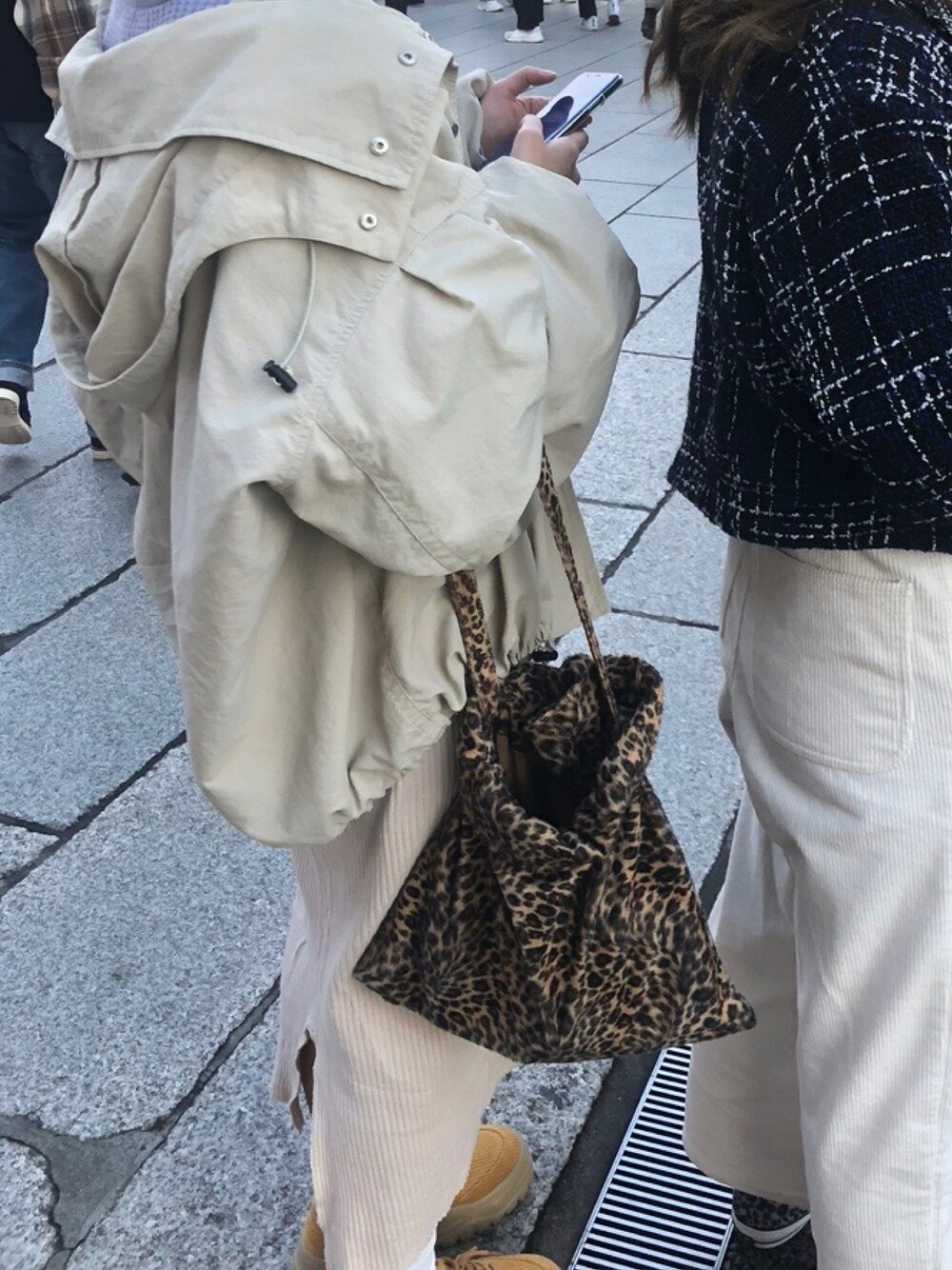 「Kastaneのベロア巾着バッグ（ショルダーバッグ、その他）」を使った、cheさん（レディース・160cm）の春コーディネートの1枚目の写真