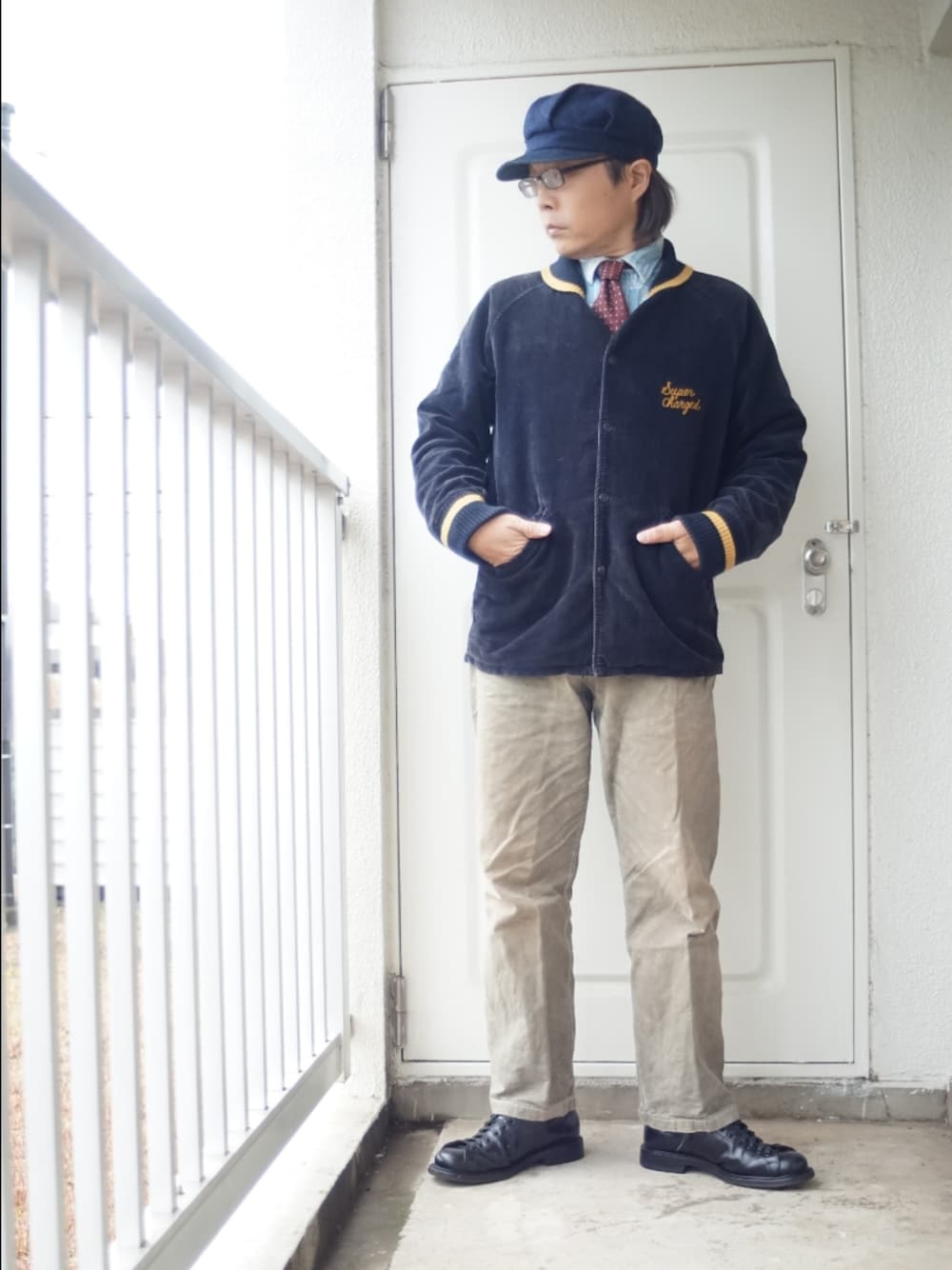 「モンキーブーツ、アメカジ、おじさん、中年、40代ファッション」｜「WEST TWICEのアイテム（カーゴパンツ、グリーン系）」を使った、s uchidaさん（メンズ・173cm）の冬コーディネートの1枚目の写真