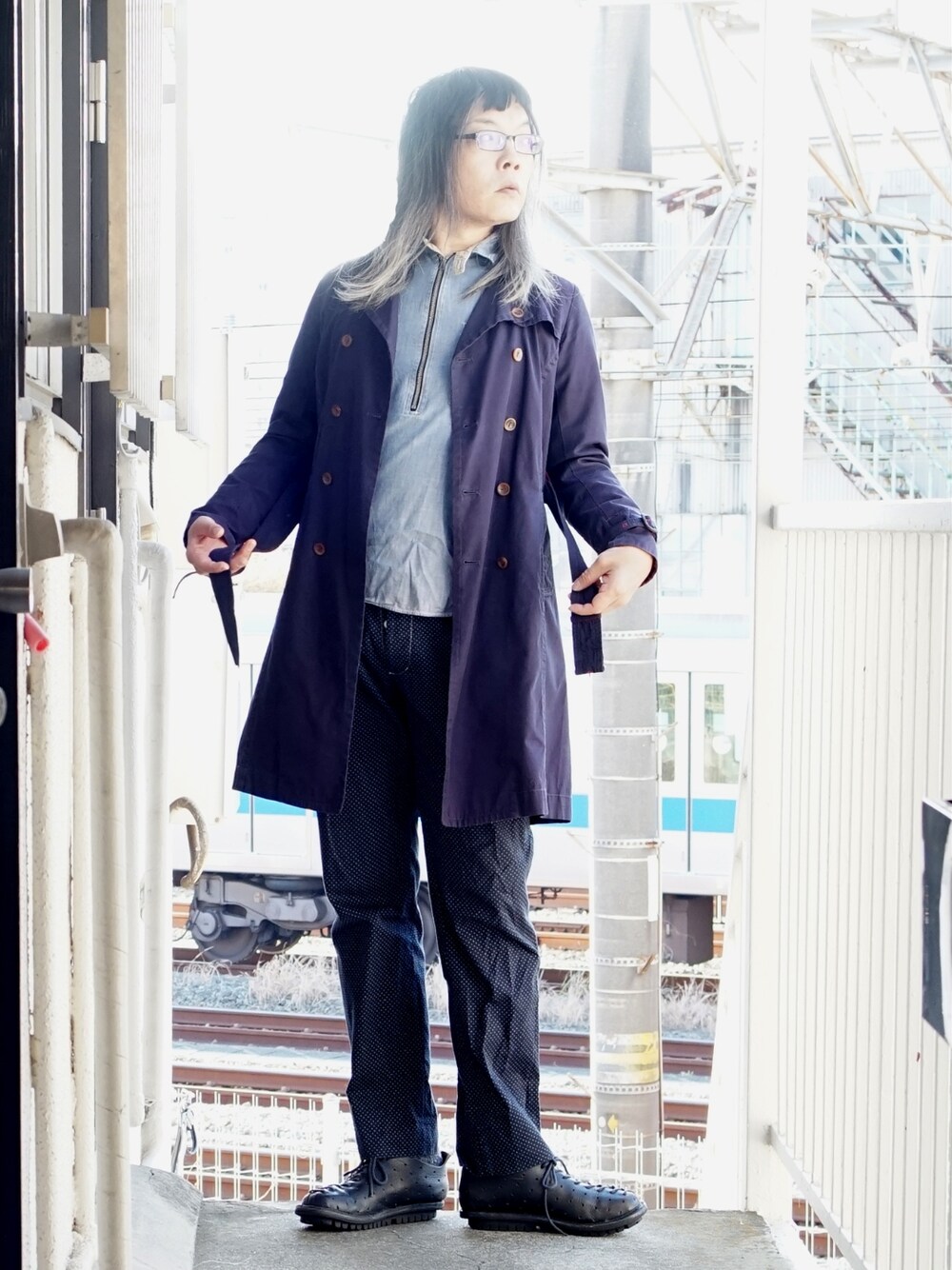 「春服、スプリングコート、中年、おじさん、40代ファッション」｜「trippenのアイテム（スニーカー、ブラック系）」を使った、s uchidaさん（メンズ・173cm）の春コーディネートの1枚目の写真