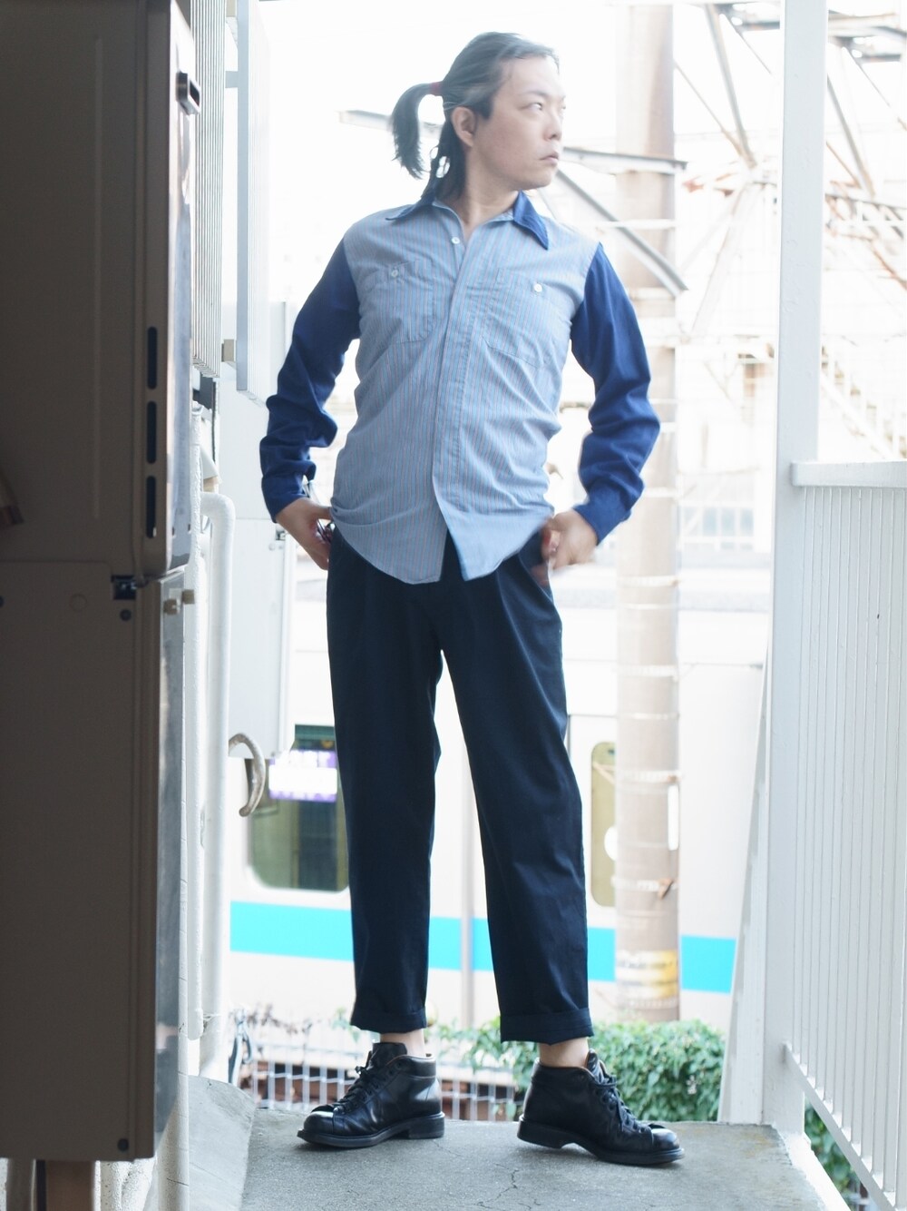 「シャツスタイル、ストライプシャツ、ストライプ、アメカジ、おじさん、おじコーデ、40代ファッション」｜「Pherrow'sのアイテム（スラックス、ブラック系）」を使った、s uchidaさん（メンズ・173cm）の夏コーディネートの1枚目の写真