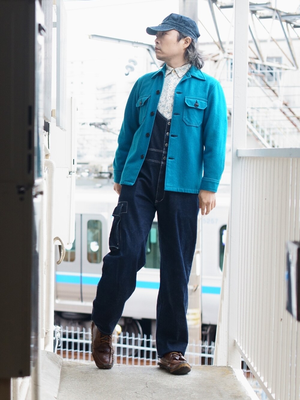 「ワークキャンプ、CPOジャケット、サロペット、オーバーオール、アメカジ、40代ファッション、おしゃれさんと繋がりたい、中年」｜「YUKETENのアイテム（ブーツ、ブラウン系）」を使った、s uchidaさん（メンズ・173cm）の春コーディネートの1枚目の写真
