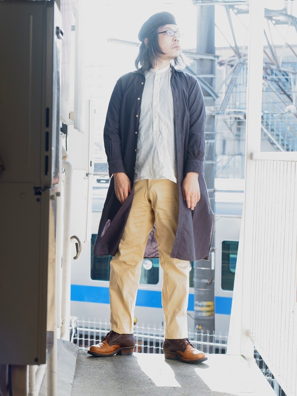 「ベレー帽、オトナカジュアル、シャツ、ロングシャツ、ブーツ、レースアップシューズ、40代ファッション、おじさん、中年、アメカジ」｜「MULLER & BROSのアイテム（シャツ/ブラウス、ホワイト系）」を使った、s uchidaさん（メンズ・173cm）の春コーディネートの1枚目の写真
