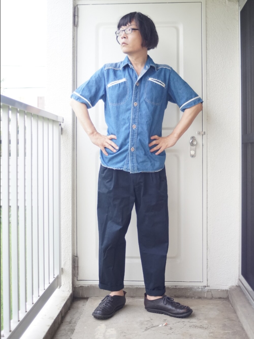 「半袖シャツ、アメカジ、40代ファッション、中年、おじさん、おじコーデ」｜「Pherrow'sのアイテム（スラックス、ブラック系）」を使った、s uchidaさん（メンズ・173cm）の秋コーディネートの1枚目の写真
