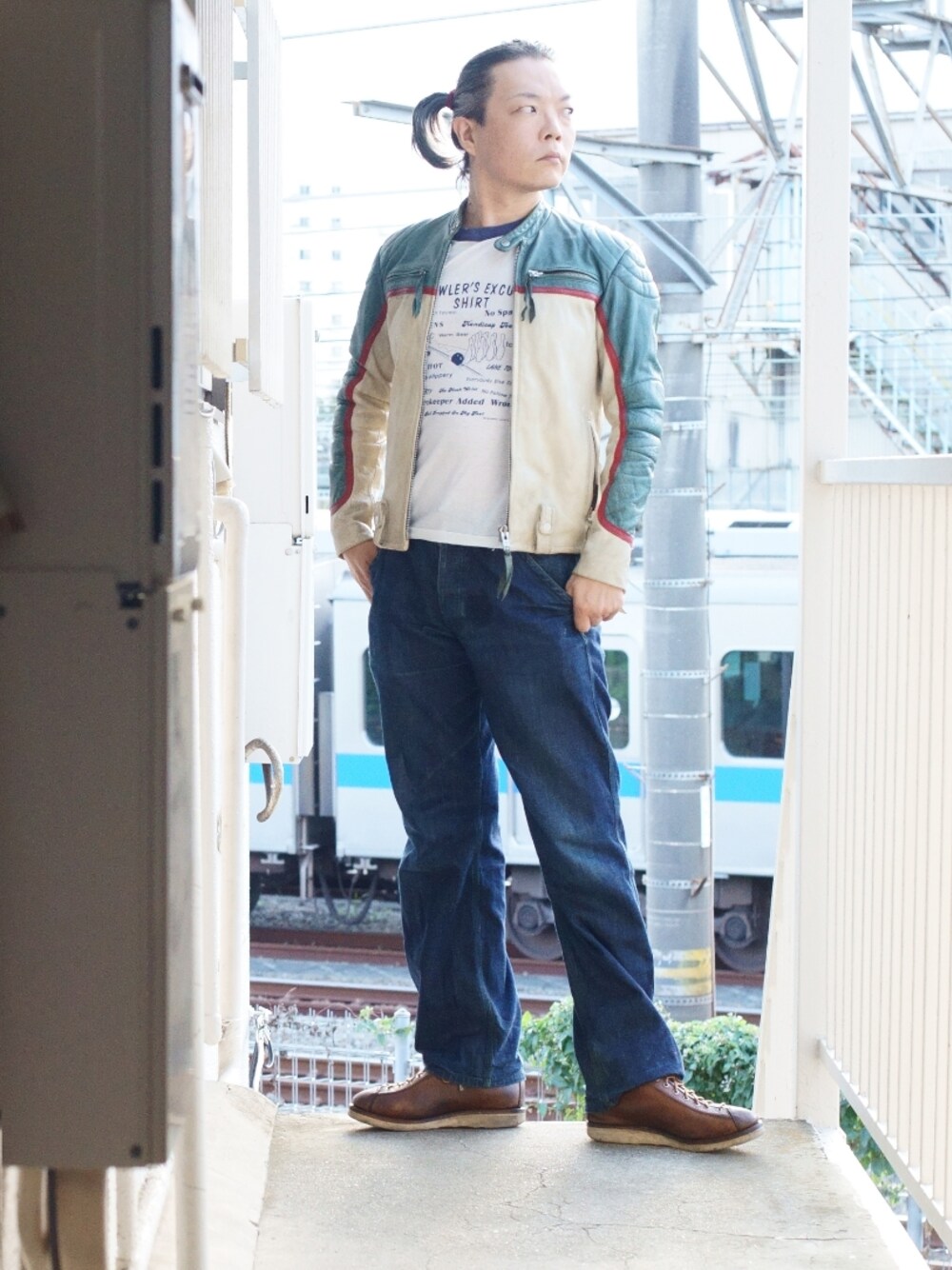 「ライダースジャケット、ちょんまげ、プリントT、だから秋服が好き、秋のコーデ、アメカジ」｜「TROPHY CLOTHINGのアイテム（デニムパンツ、ブルー系）」を使った、s uchidaさん（メンズ・173cm）の秋コーディネートの1枚目の写真