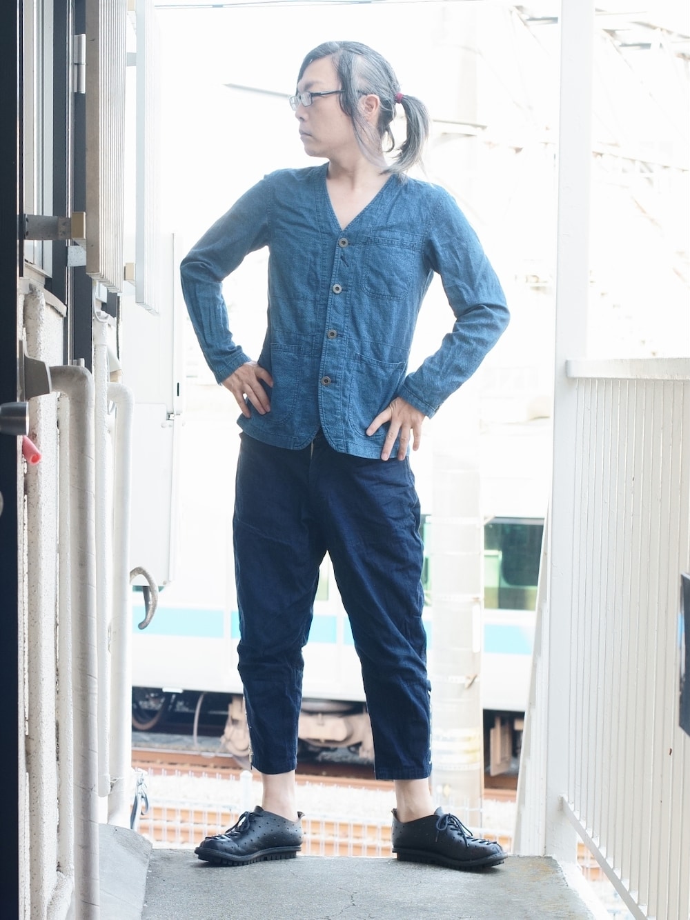 「おじさん、おじコーデ、中年、40代ファッション」｜「OMNIGODのアイテム（デニムパンツ、ブルー系）」を使った、s uchidaさん（メンズ・173cm）の春コーディネートの1枚目の写真