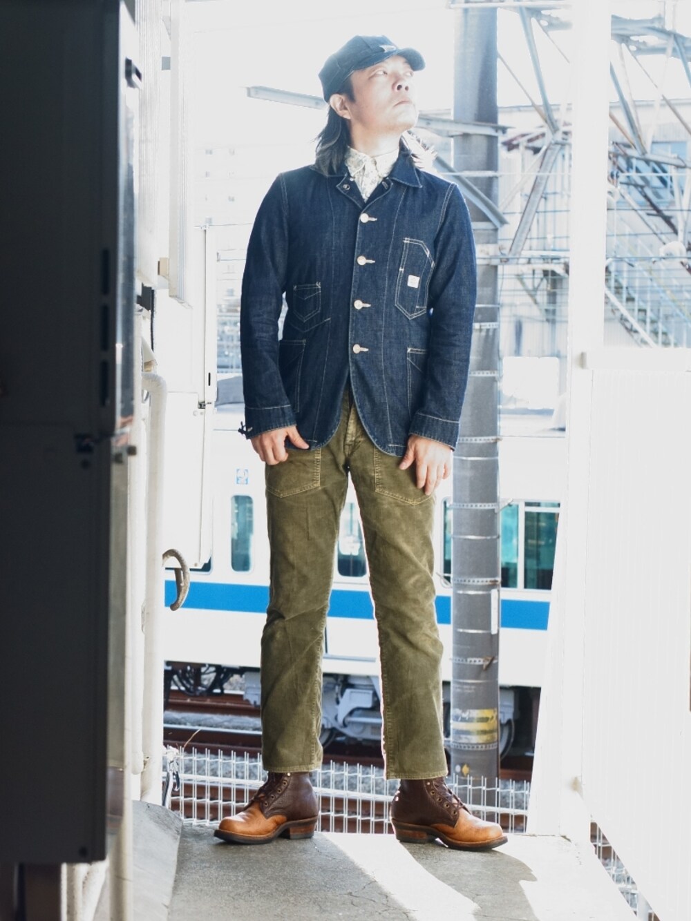 「アメカジ、ワークキャップ、カバーオール、ブーツ、レースアップシューズ、コーデュロイパンツ、おじさん、40代ファッション」｜「POST O'ALLSのアイテム（パンツ、グリーン系）」を使った、s uchidaさん（メンズ・173cm）の冬コーディネートの1枚目の写真
