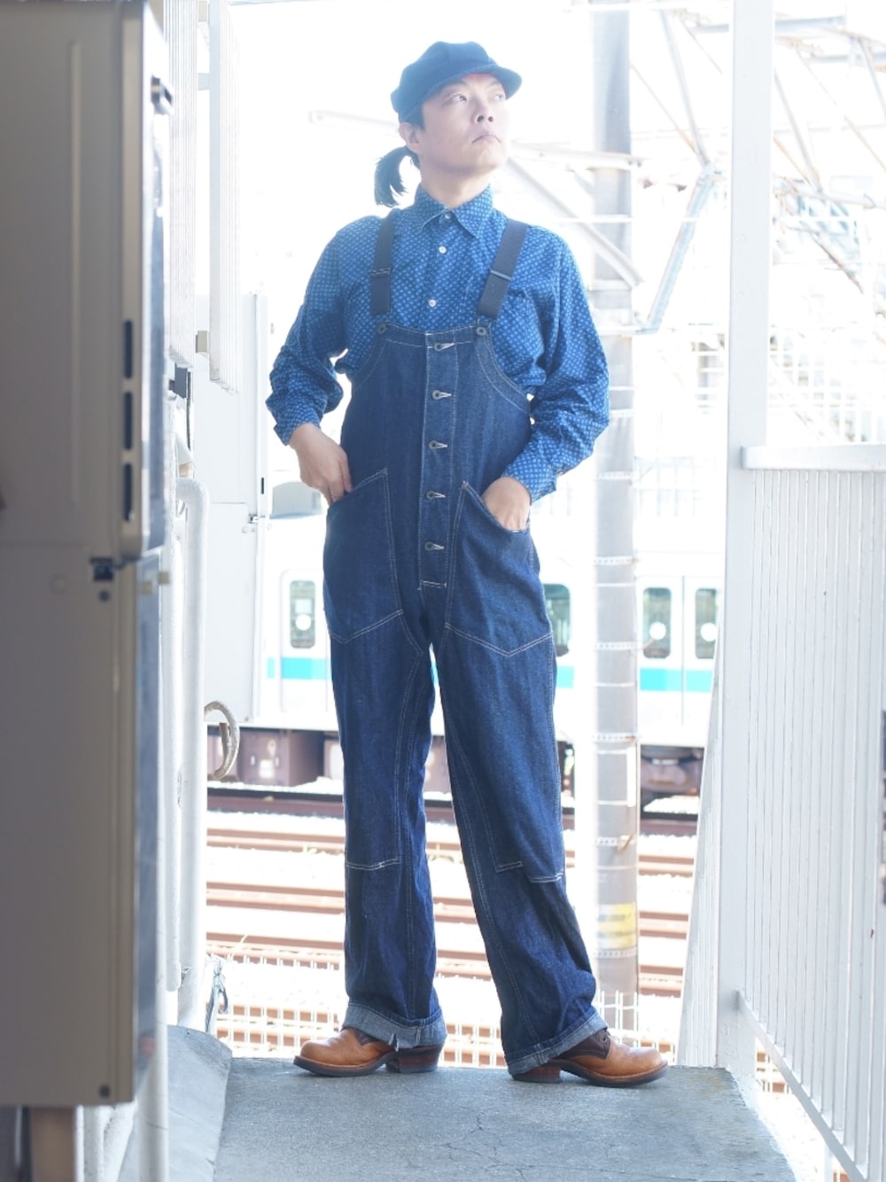 「ちょんまげ、アメカジ、サロペット、オーバーオール、デッキパンツ、おしゃれさんと繋がりたい、40代ファッション、ブーツ」｜「BLUE WAYのアイテム（サロペット/オーバーオール、ブルー系）」を使った、s uchidaさん（メンズ・173cm）の秋コーディネートの1枚目の写真