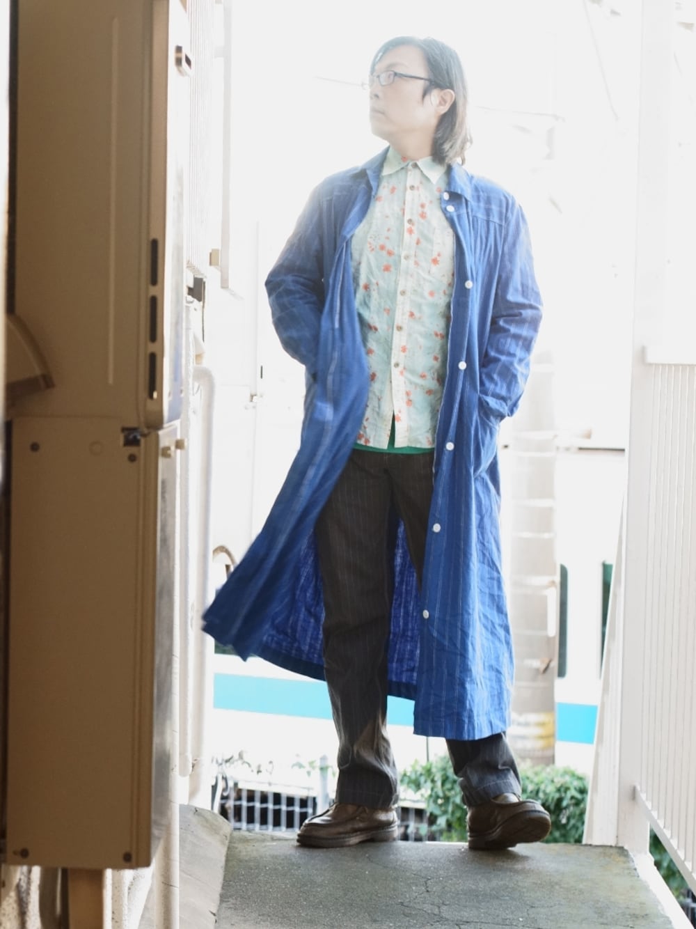 「コート、ミリタリー、ミリタリーコート、だから秋服が好き、アメカジ、40代ファッション、40代」｜「Pal'las Palaceのアイテム（シャツ/ブラウス、ホワイト系）」を使った、s uchidaさん（メンズ・173cm）の秋コーディネートの1枚目の写真