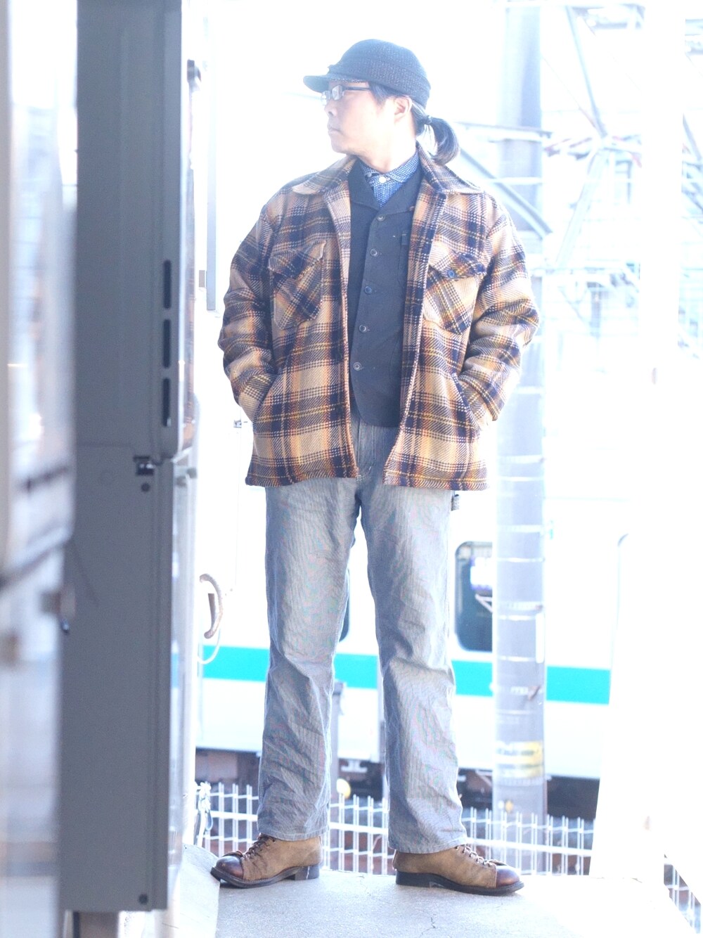 「キャップ、アメカジ、40代ファッション、おじさん、おじコーデ、中年」｜「BOBSONのアイテム（カーゴパンツ、ブルー系）」を使った、s uchidaさん（メンズ・173cm）の冬コーディネートの1枚目の写真