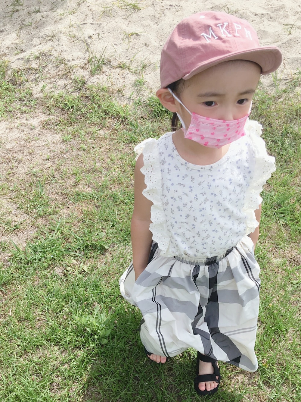 「4歳、4歳女の子、お出かけコーデ、キッズファッション、女の子、サンダル、初夏コーデ、シンプルコーデ、プチプラ、花柄、スカート、キャップ、女子コーデ、チェック、ピンク」｜「laulea_shopのアイテム（スカート、ホワイト系）」を使った、meiri &nanaseさん（キッズ・110cm）の春コーディネートの1枚目の写真