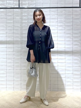 「肌見せ」｜「アイテム（スラックス）」を使った、mio🍑さん（レディース・160cm）の夏コーディネート