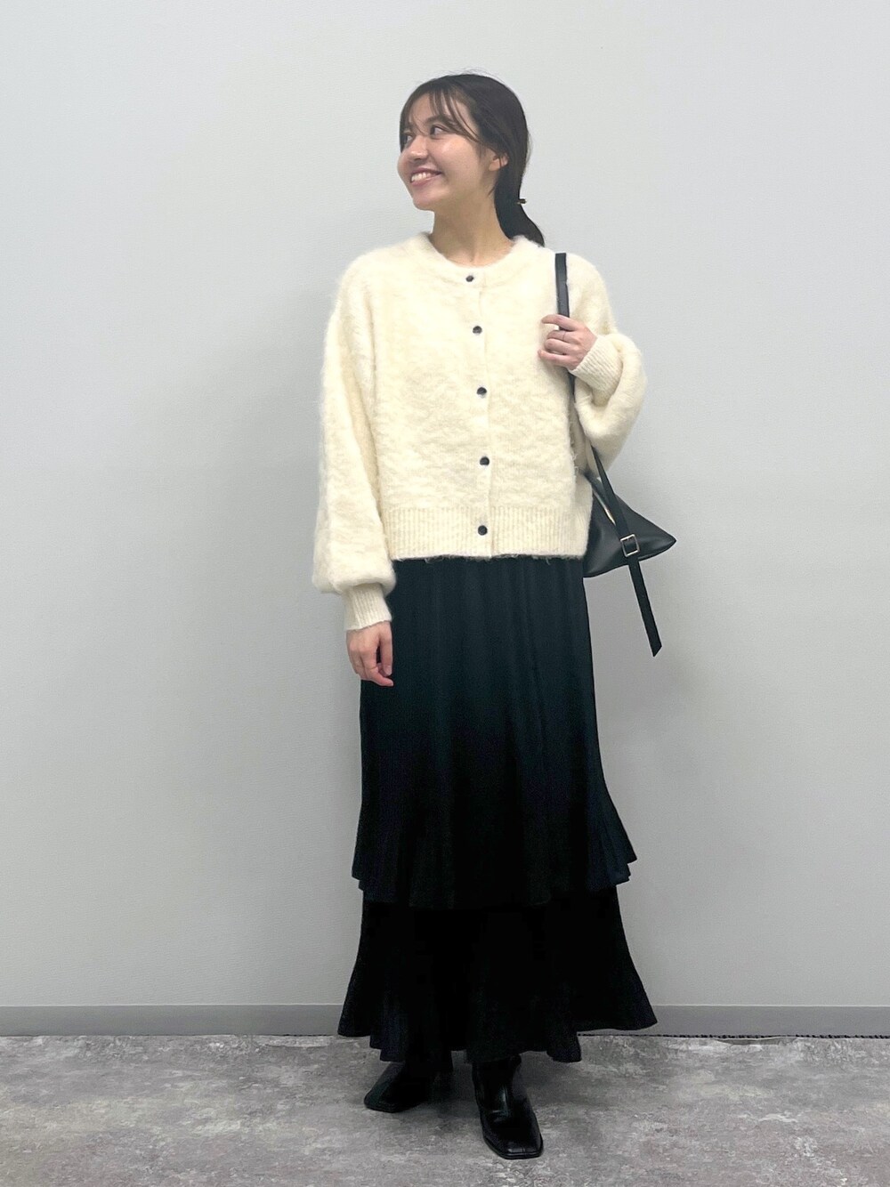 「秋服まるっと大公開、秋コーデ、ブーツ、ショルダーバッグ、お出かけコーデ、シンプルコーデ、カーディガン、ロングスカート、きれいめカジュアル、シンプルスタイル、モノトーン、ニット、オトナカジュアル、オトナ女子、モノトーンコーデ」｜「A part byの【ZOZO限定】5G2WAYクルーシャギーカーディガン（カーディガン/ボレロ、ホワイト系）」を使った、keinaさん（レディース・160cm）の秋コーディネートの1枚目の写真