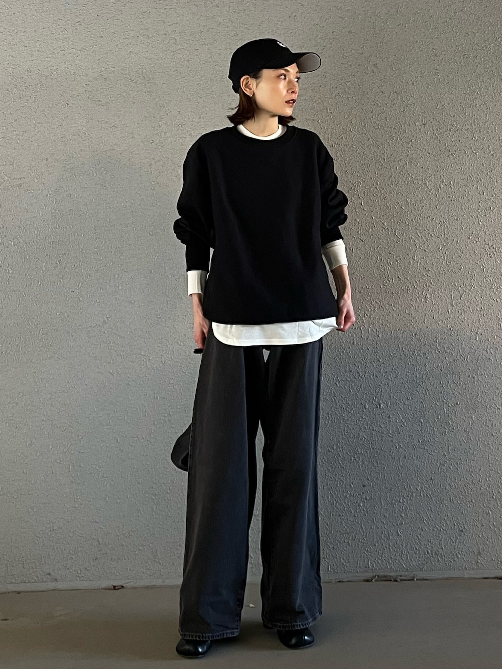 「春コーデ、デニムコーデ、リーバイス、Levi's、リーバイス23ss、PR、バギーパンツ、バギーデニム、キャップコーデ、レイヤードスタイル、モノトーン、低身長、大人カジュアル、ベースボールキャップ、おでかけコーデ」｜「GUのアイテム（スウェット、ブラック系）」を使った、RIHOさん（レディース・150cm）の冬コーディネートの1枚目の写真