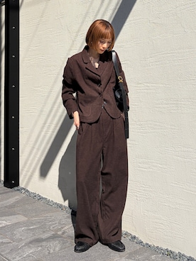 「mil（ミル）のウールライク ダブルタックパンツ【588227】（スラックス、ブラウン系）」を使った、RIHOさん（レディース・150cm）の秋コーディネート