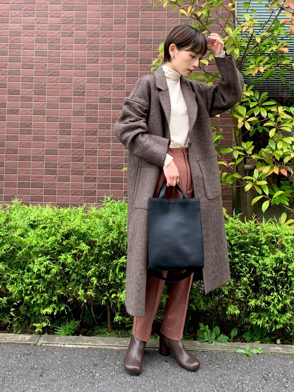 「秋服、チェックコート、秋服準備はじめました、チェック、リバーシブル、トートバッグ、ショートブーツ、ブラウン、大人コーデ」｜「rem closetのバイカラートートバッグ（トートバッグ、ブラック系）」を使った、RIHOさん（レディース・150cm）の秋コーディネートの1枚目の写真