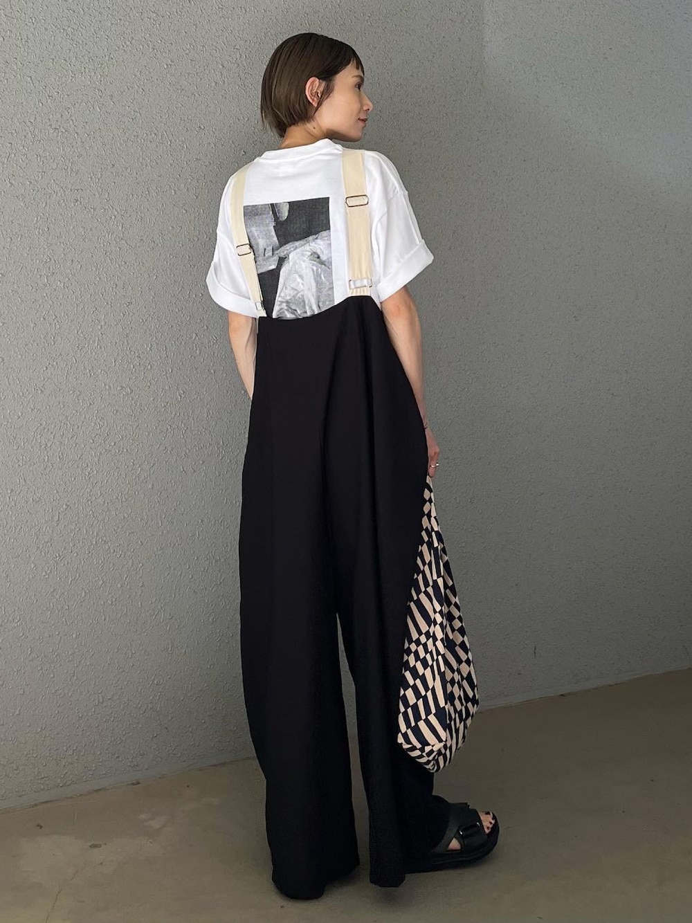 ブルー系のトートバッグ、ブラック系のサロペット/オーバーオール、ブラック系のサンダルを着用したレディースの夏コーディネートの1枚目の写真