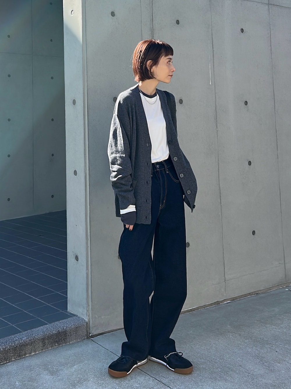 グレー系のカーディガン/ボレロを着用したレディースの秋コーディネートの1枚目の写真