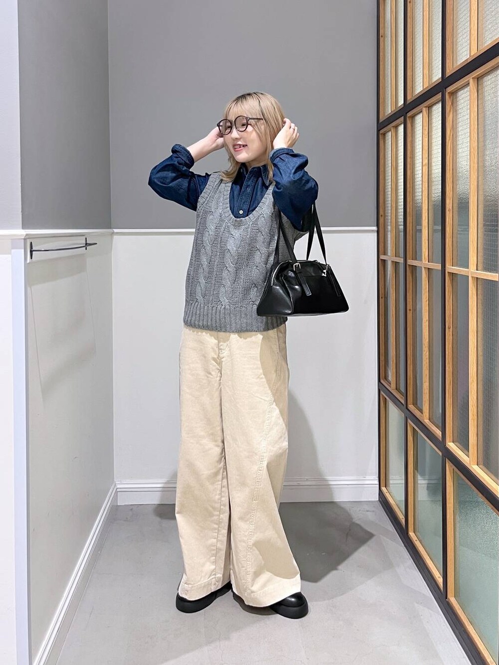 ホワイト系のその他パンツ、ブルー系のシャツ/ブラウス、ブラック系のボストンバッグを着用したレディースの秋コーディネートの1枚目の写真
