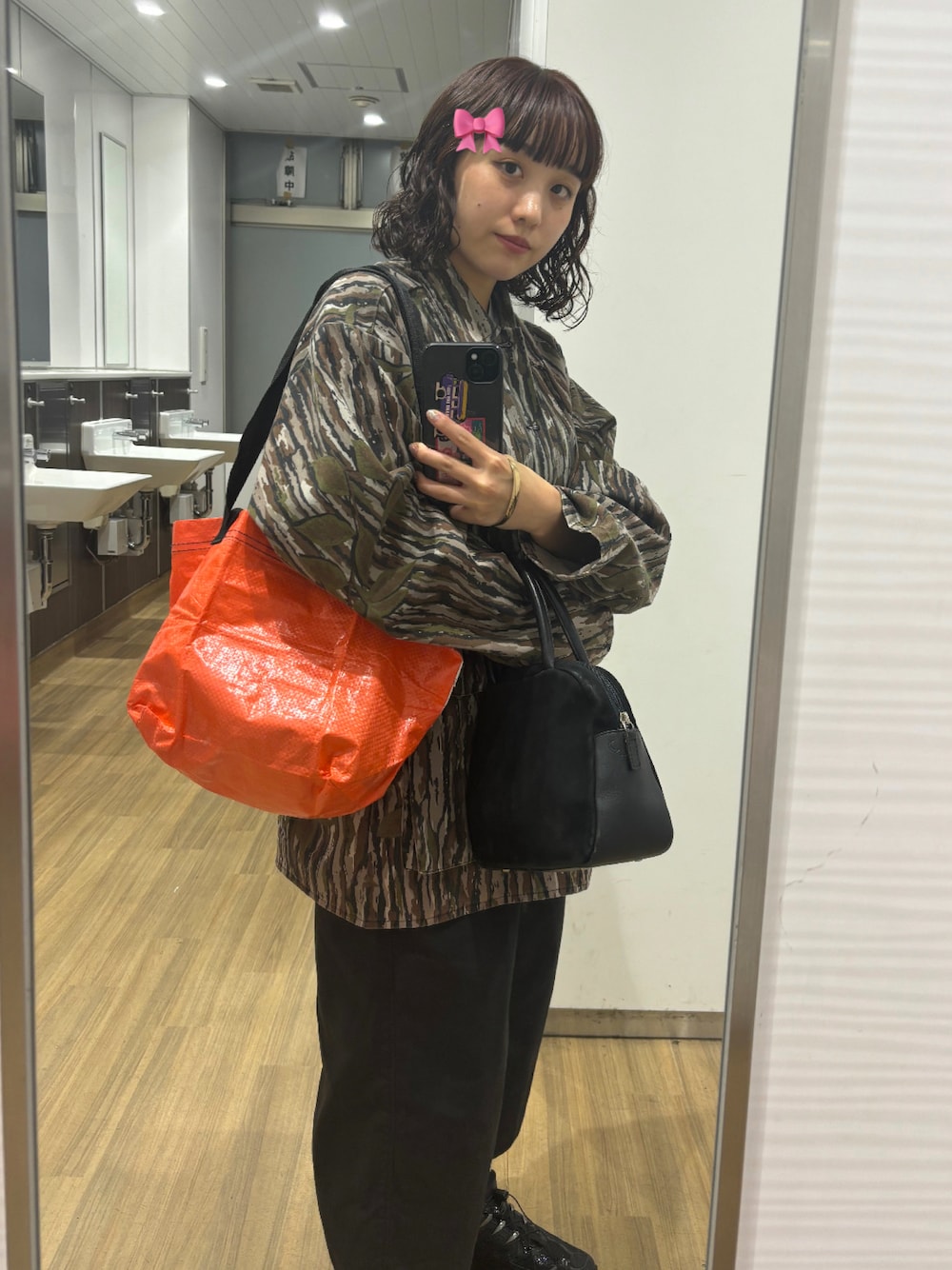 「秋っぽコーデ更新中、レイヤードスタイル、カーキ、秋のコーデ、ootd、outfit、古着MIX、古着、休日スタイル、お洒落さんとつながりたい、低身長女子、低身長、スカート、秋コーデ、ゆるコーデ」｜「BEAMS BOYのBEAMS BOY / チノ タイト スカート（スカート、ブラック系）」を使った、@さん（レディース・150cm）の秋コーディネートの1枚目の写真