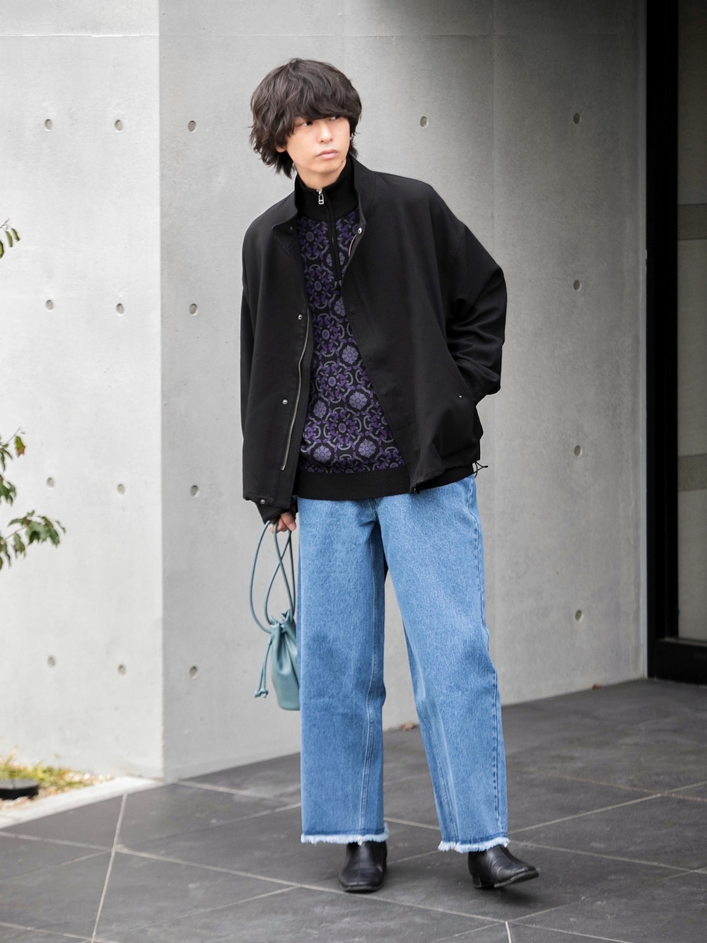 「プチプラ、ワイドパンツ、ショルダーバッグ、ブーツ、ニット、レイヤードスタイル、春色、休日スタイル、きれいめカジュアル、デニム、春アウター、ハーフジップ、SENSEOFPLACE」｜「SENSE OF PLACE by URBAN RESEARCHのタイルジャガードハーフジップセーター（ニット/セーター、ブラック系）」を使った、akiiiiさん（メンズ・181cm）の冬コーディネートの1枚目の写真