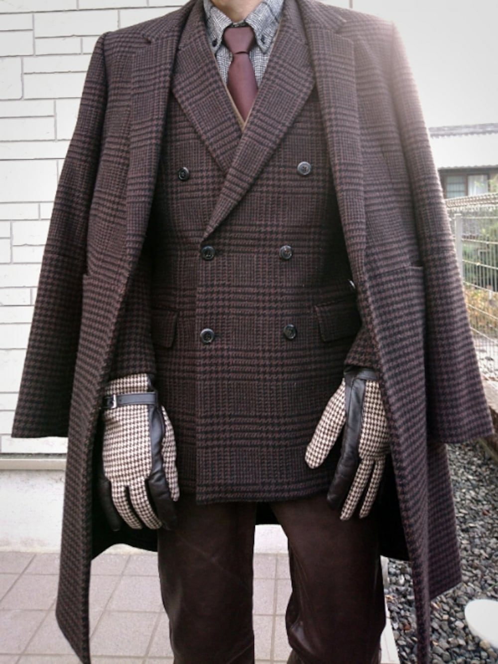 「JOHN LAWRENCE SULLIVAN、チェスターコート、チェック柄に恋してる、チェック、ブラウン、テーラードジャケット、冬コーデ、モード、休日スタイル、レイヤードスタイル、クリスマスに着たい服、レザーパンツ、ベスト、セットアップ、エレガント」｜「John Lawrence Sullivan 12aw Paris のアイテム（テーラードジャケット、ブラック系）」を使った、べポさん（メンズ・175cm）の冬コーディネートの1枚目の写真