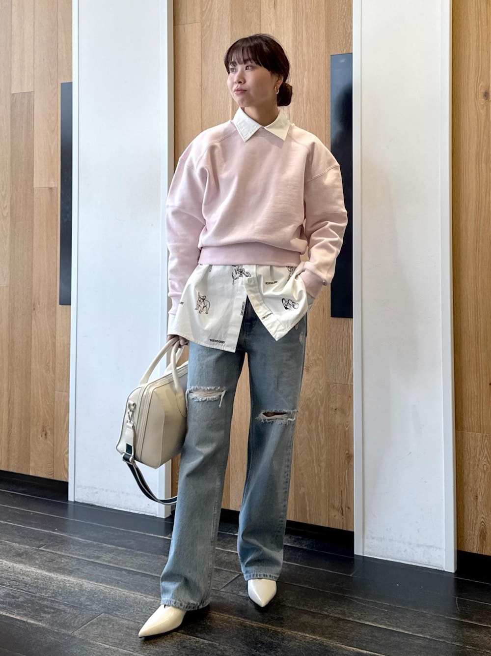 「初春コーデ、春コーデ、お出かけコーデ、旅行コーデ、女子会コーデ、大人カジュアル、レイヤード、パンツスタイル、シンプルコーデ、ADAM ET ROPÉ、ウェーブ、イエベ秋、乾燥、トップス、シャツ/ブラウス」｜「ADAM ET ROPE'の【サステナブル】Iラインデニム（デニムパンツ、ブルー系）」を使った、shindoさん（レディース・159cm）の冬コーディネートの1枚目の写真