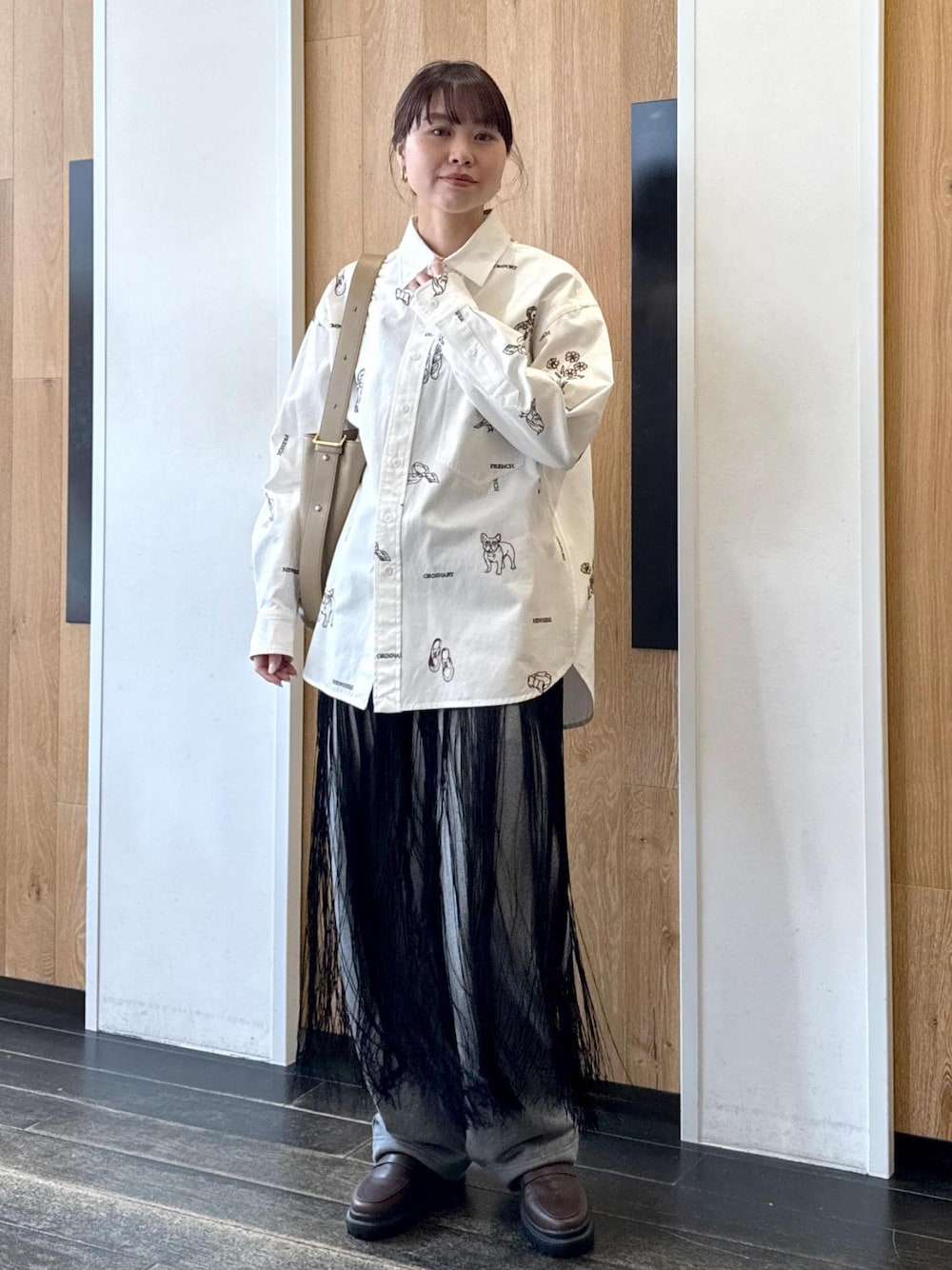 ホワイト系のスウェットパンツ、ベージュ系のショルダーバッグ、ブラウン系のローファーを着用したレディースの冬コーディネートの1枚目の写真