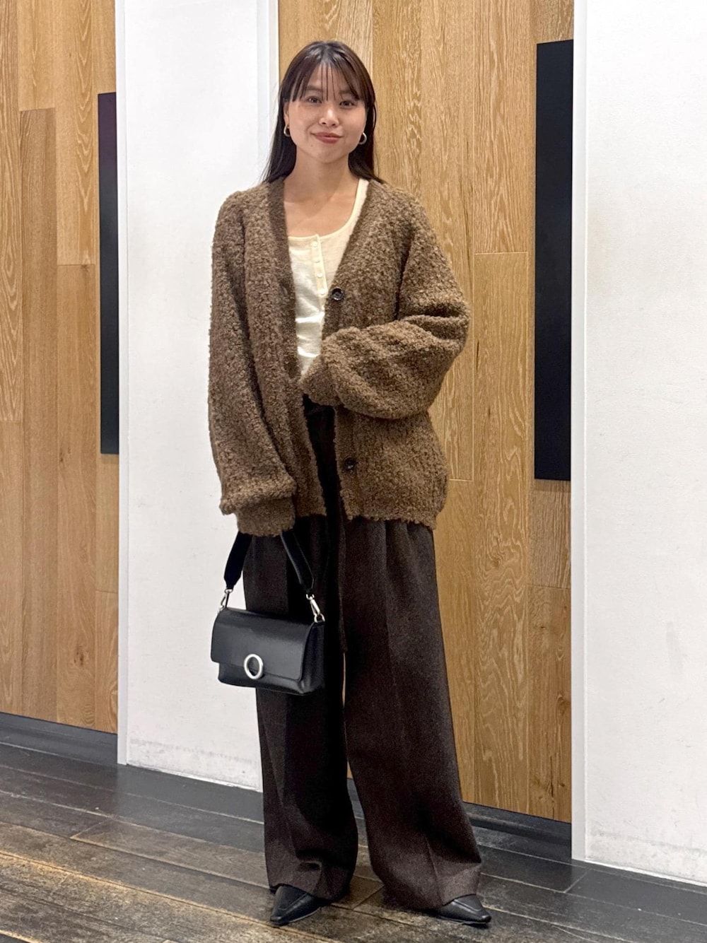 ブラック系のサンダル、ブラック系のショルダーバッグ、ホワイト系のTシャツ/カットソーを着用したレディースの秋コーディネートの1枚目の写真