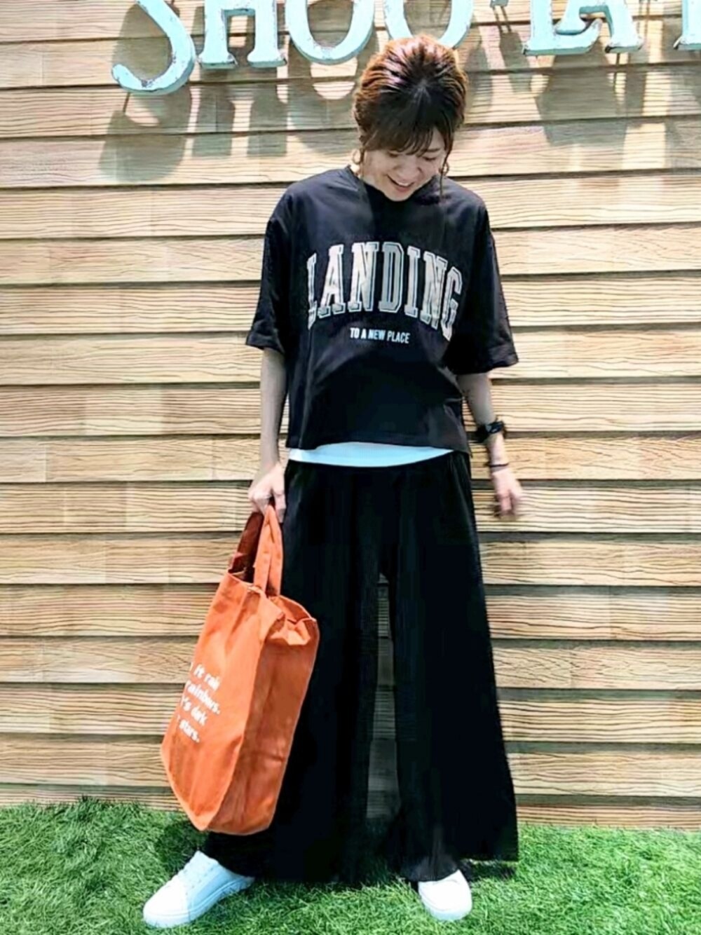 ブラック系のTシャツ/カットソー、ブラック系のその他パンツ、オレンジ系のトートバッグを着用したレディースの夏コーディネートの1枚目の写真