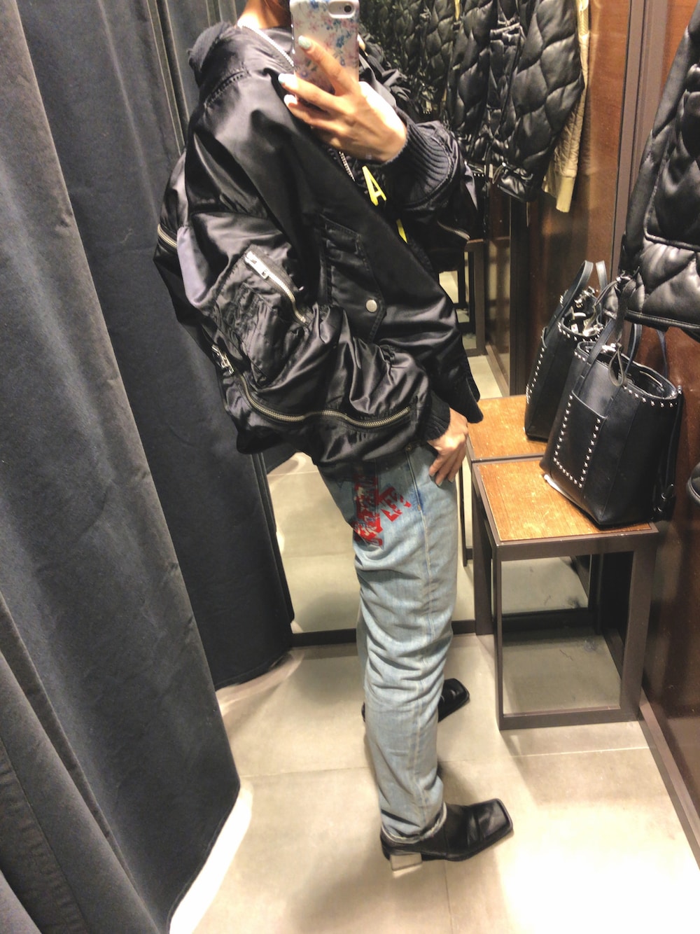 「大人カジュアル、デニムパンツ」｜「DIESELの00SD430JAPZ（ミリタリージャケット、ブラック系）」を使った、rumiさん（レディース・162cm）の秋コーディネートの1枚目の写真