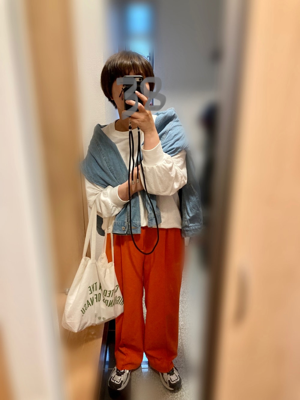 「春服、大人カジュアル、パンツコーデ、春カラー、シンプル、プチプラ、スニーカー、ゆるコーデ、GU、カラーコーデ、ニューバランス、プチプラコーデ、骨格ナチュラル、顔タイプフレッシュ、イエベ秋」｜「GUのアイテム（Tシャツ/カットソー、ホワイト系）」を使った、o-san38さん（レディース・162cm）の春コーディネートの1枚目の写真