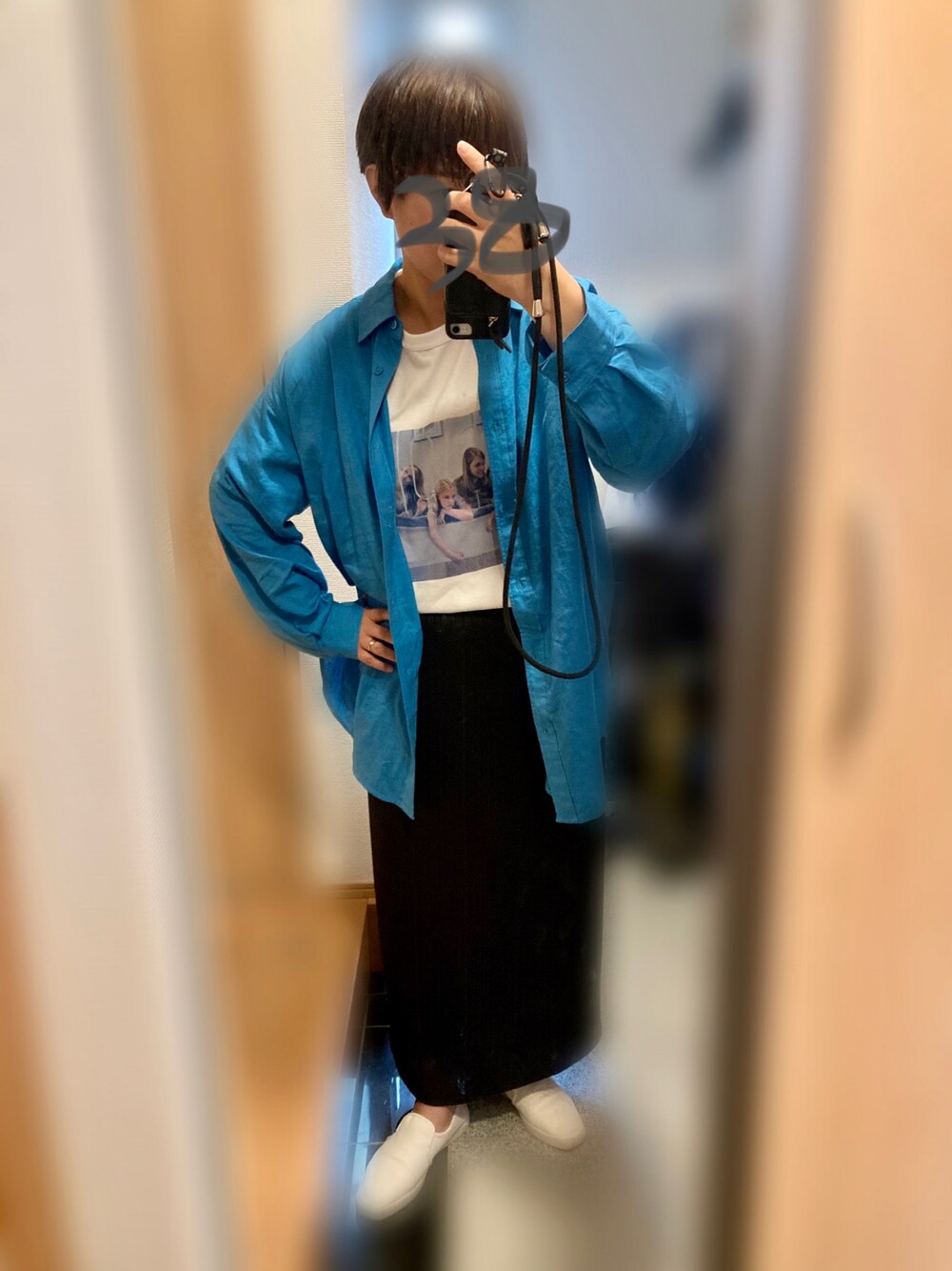 「プチプラ、UNIQLO、ユニクロ、GU、ジーユー、カジュアル、スカート、シャツスタイル、スニーカー、きれいめカジュアル、フォトT、ラクチンコーデ、骨格ナチュラル、顔タイプフレッシュ、イエベ秋」｜「GUのアイテム（シャツ/ブラウス、ブルー系）」を使った、o-san38さん（レディース・162cm）の春コーディネートの1枚目の写真