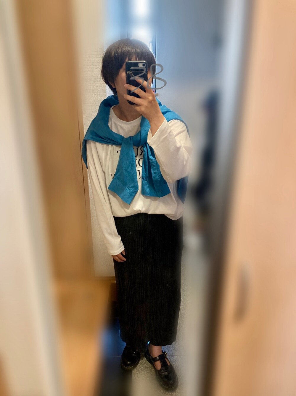 「春服コーデ、カジュアル、スカート、GU、coca、ドクターマーチン、ロゴT、ママファッション、リネン、骨格ナチュラル、顔タイプフレッシュ、イエベ秋、きれいめカジュアル」｜「GUのアイテム（シャツ/ブラウス、ブルー系）」を使った、o-san38さん（レディース・162cm）の春コーディネートの1枚目の写真