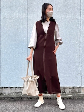 「カラーソックス」｜「アイテム（ジャンパースカート）」を使った、Emiさん（レディース・174cm）の秋コーディネート