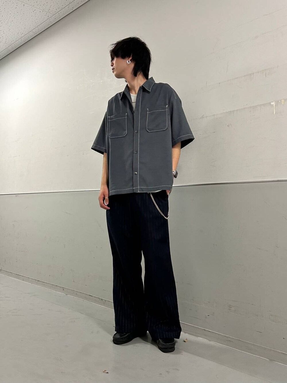 ホワイト系のタンクトップ、ブルー系のスラックス、グレー系のシャツ/ブラウスを着用したメンズの夏コーディネートの1枚目の写真