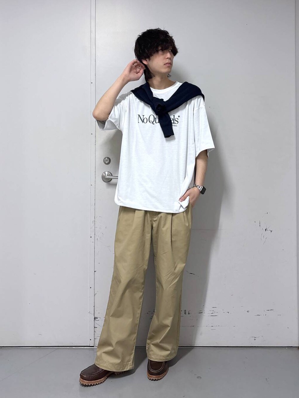 ベージュ系のチノパンツ、ホワイト系のTシャツ/カットソー、ブルー系のポロシャツを着用したメンズの春コーディネートの1枚目の写真