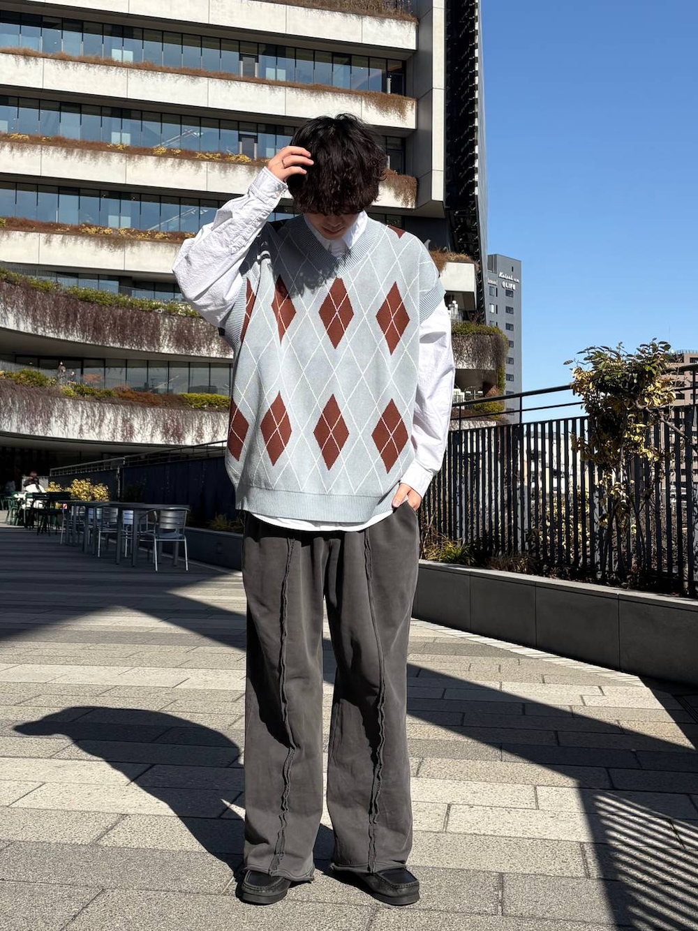 ホワイト系のシャツ/ブラウス、ブルー系のベスト、その他のスウェットパンツを着用したメンズの春コーディネートの1枚目の写真