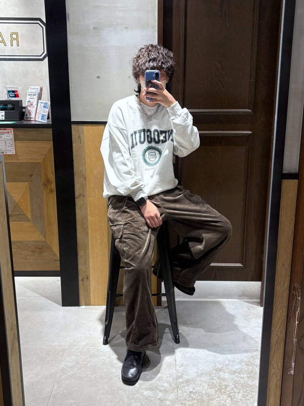 ブラウン系のカーゴパンツ、その他のスウェットを着用したメンズの秋コーディネートの1枚目の写真