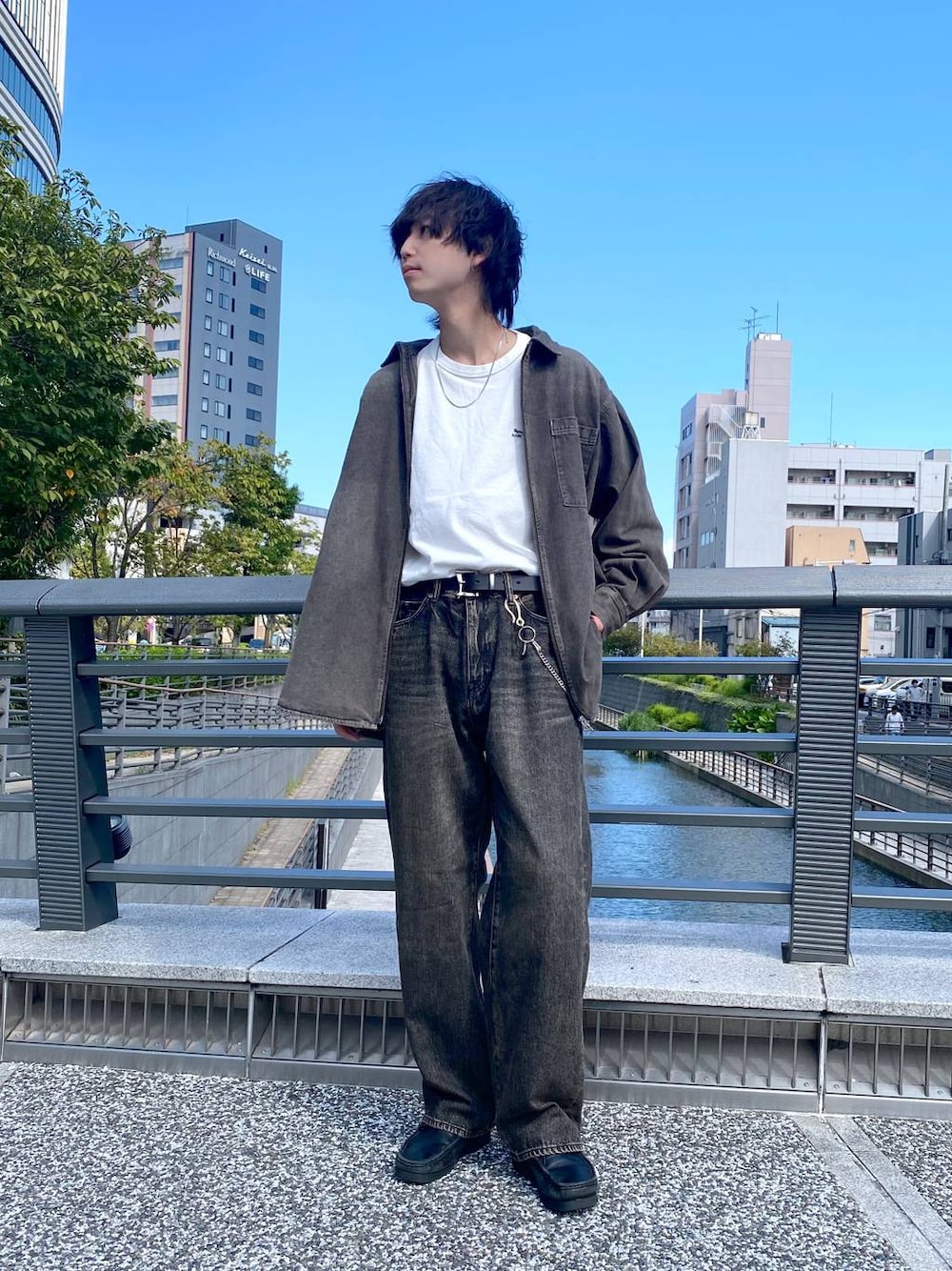 グレー系のデニムパンツ、ホワイト系のTシャツ/カットソー、ブラウン系のシャツ/ブラウスを着用したメンズの秋コーディネートの1枚目の写真