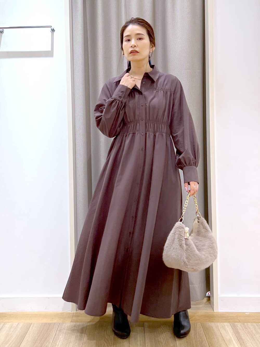 「フェミニン、休日コーデ、きれいめ、ワンピース、女子ウケ、Andemiu、シャツワンピース、スカーフ、ネックレス、ハンドバッグ、ブーツ、カジュアル、デート/ロマンティック、デートコーデ、秋コーデ」｜「Andemiuのショートブーツ140414（ブーツ、ブラック系）」を使った、Kaoriさん（レディース・155cm）の秋コーディネートの1枚目の写真
