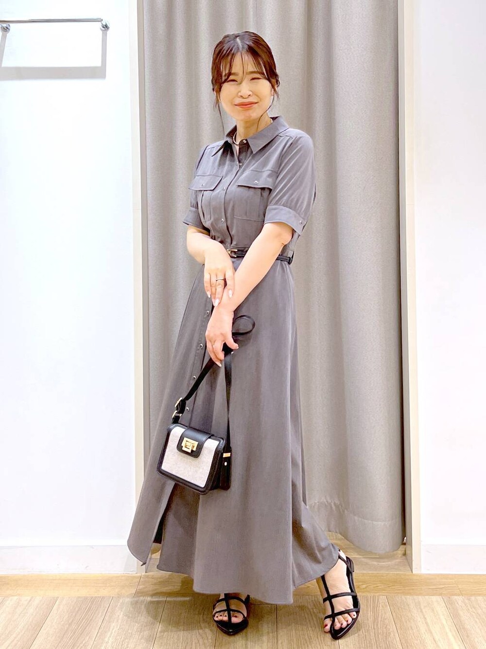「Andemiu、デートコーデ、mysty woman、ワンピース、シャツワンピース、ベルト、ハンドバッグ、サンダル、きれいめ、カジュアル、休日コーデ、夏コーデ、デート/ロマンティック、女子会、女子ウケ」｜「AndemiuのオコシカナグミニショルBAG108032（ショルダーバッグ、ブラック系）」を使った、Kaoriさん（レディース・155cm）の春コーディネートの1枚目の写真