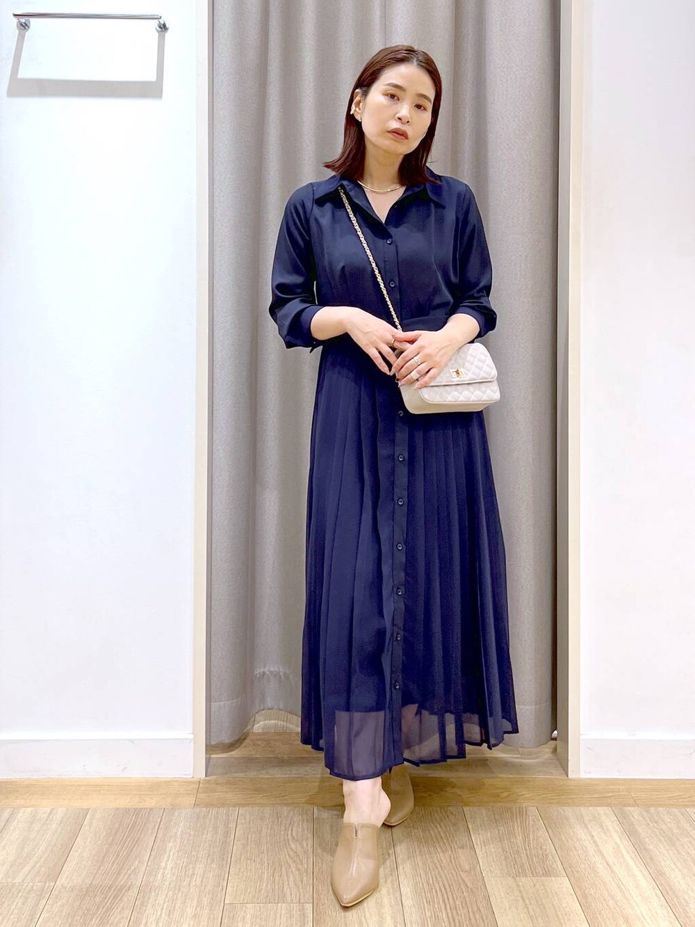 「パンプス、カジュアル、Andemiu、ワンピース、シャツワンピース、シャツスタイル、ネックレス、ショルダーバッグ、ハンドバッグ、休日コーデ、夏コーデ、秋コーデ、デートコーデ、女子会、女子ウケ」｜「Andemiuのスリットミュール135144（その他シューズ、ベージュ系）」を使った、Kaoriさん（レディース・155cm）の秋コーディネートの1枚目の写真