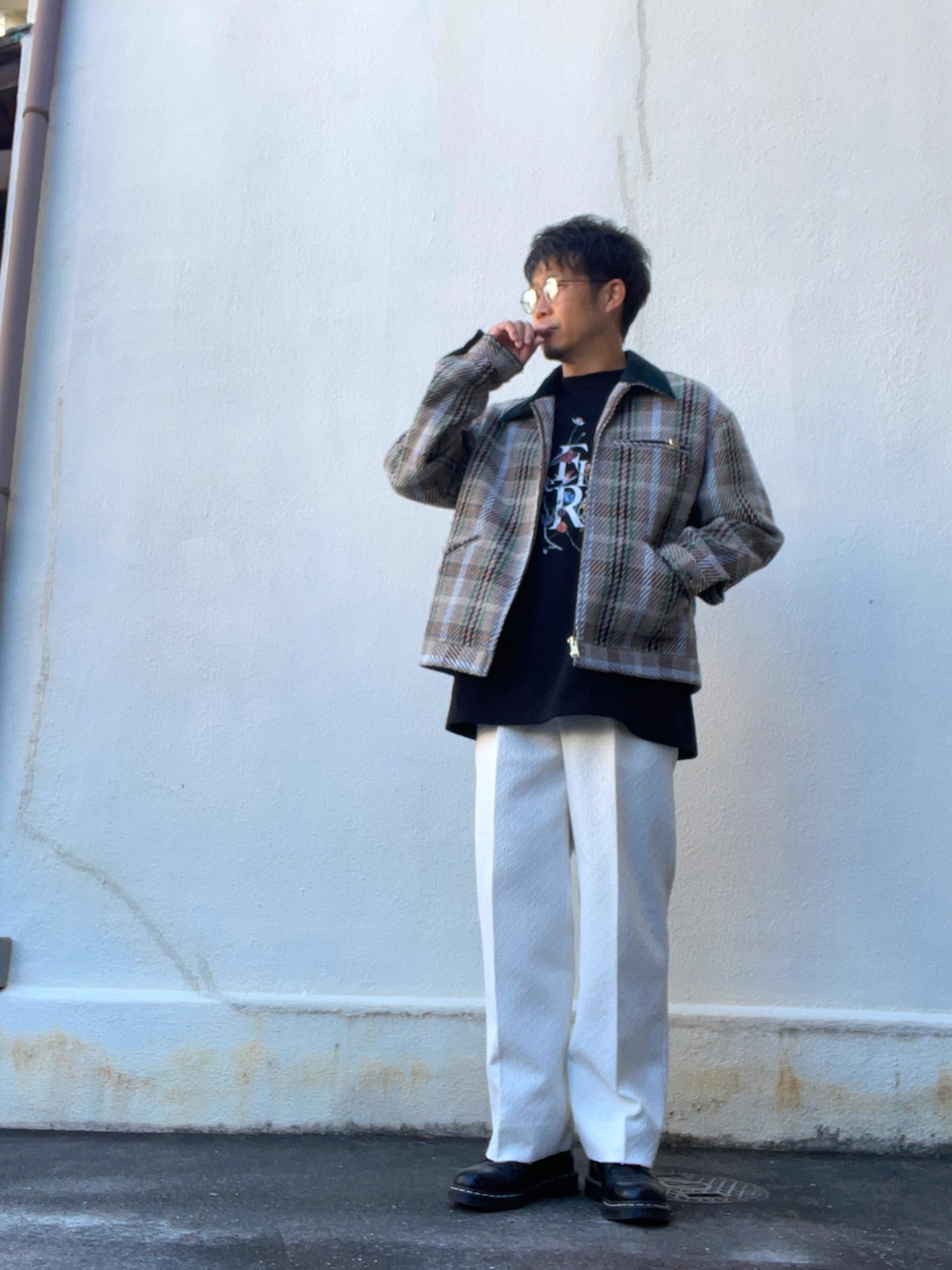 その他のその他アウター、ブラック系のTシャツ/カットソー、ホワイト系のスラックスを着用したメンズの秋コーディネートの1枚目の写真