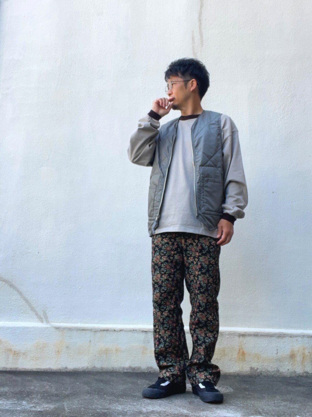 ブラウン系のTシャツ/カットソー、グリーン系のベスト、その他のその他パンツを着用したメンズの春コーディネートの1枚目の写真