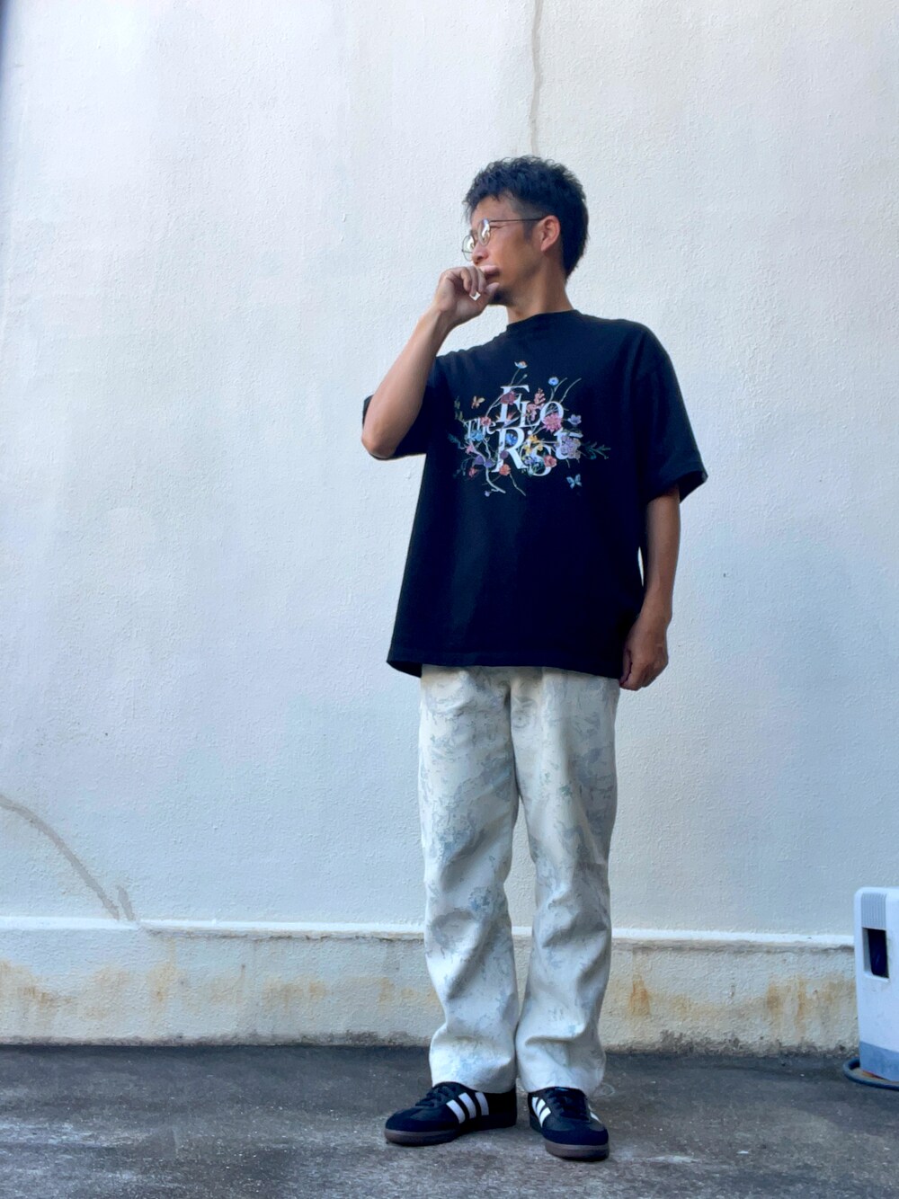 ブラック系のTシャツ/カットソー、ホワイト系のその他パンツ、ブラック系のスニーカーを着用したメンズの夏コーディネートの1枚目の写真