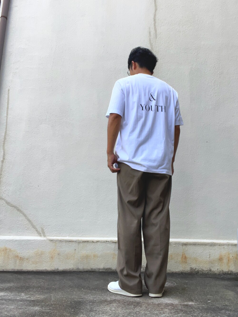 「大人カジュアル、オトナカジュアル、きれいめカジュアル、カジュアル、スラックス、アラフィフ」｜「BEAUTY&YOUTH UNITED ARROWSのBEAUTY&YOUTH TEE/Tシャツ（Tシャツ/カットソー、ホワイト系）」を使った、takeさん（メンズ・170cm）の夏コーディネートの1枚目の写真
