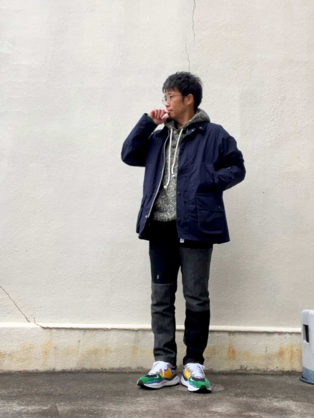 「大人カジュアル、オトナカジュアル、きれいめカジュアル、カジュアル、パーカー、スニーカー、アラフォー」｜「SOPHNET.のBarbour BEDALE SL JACKET（ブルゾン、ブルー系）」を使った、takeさん（メンズ・170cm）の冬コーディネートの1枚目の写真